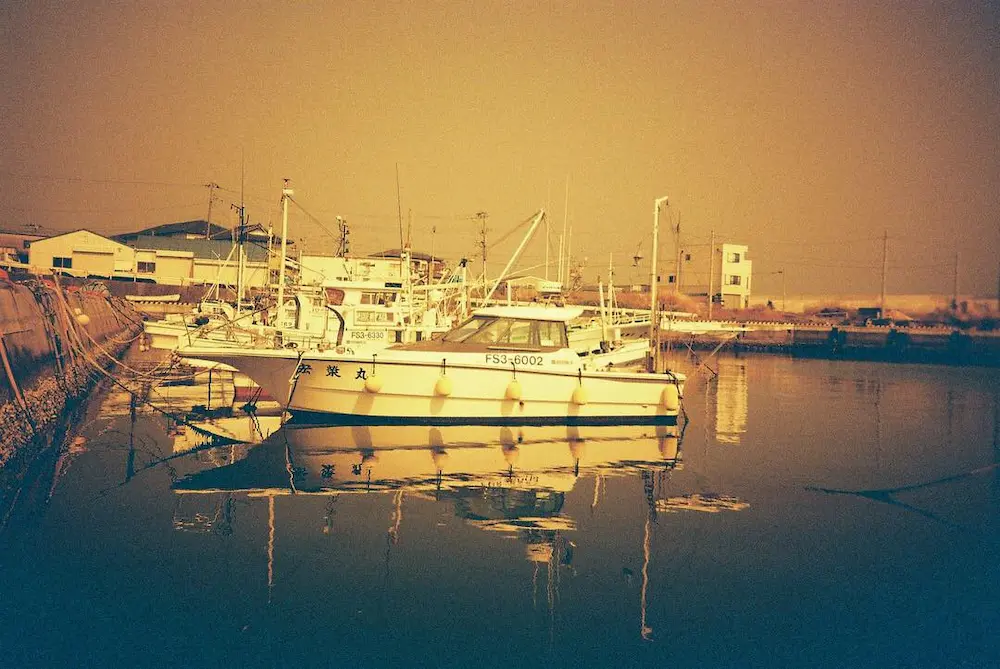 反射する船の写真